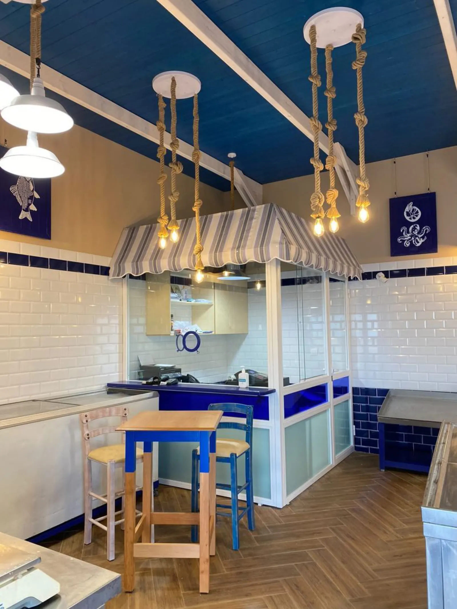 Το εσωτερικό του Ιχθυοπωλείου Γρηγόρης